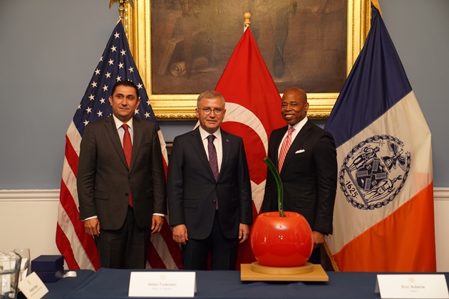 ÜSKÜDAR ‘’OSMANLI HANIM SULTANLAR MÜZESİ’’NDEKİ ESERLER YURT DIŞINDA İLK KEZ NEW YORK'TA SERGİLENDİ     TÜRKEVİ’NDEKİ SERGİNİN AÇILIŞINI ÜSKÜDAR BELEDİYE BAŞKANI HİLMİ TÜRKMEN YAPTI