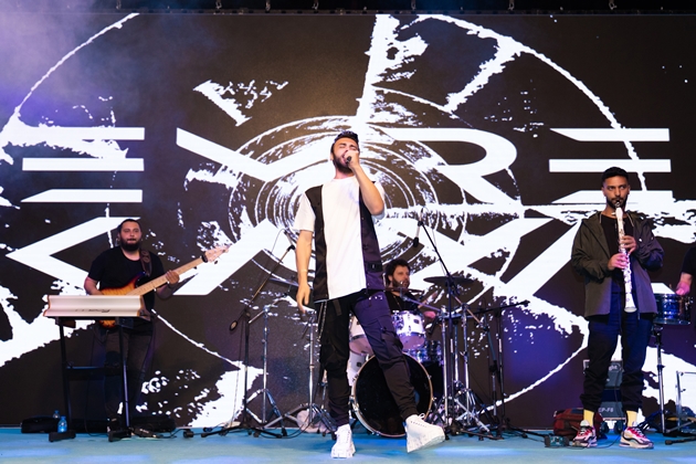 Emre Kaya, çöken sahneye rağmen sahnede 