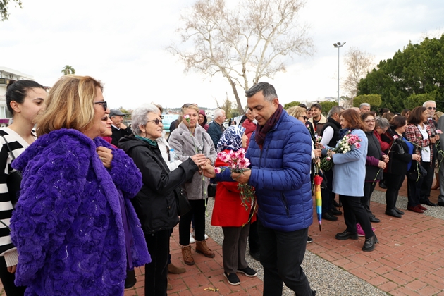 8 MART DÜNYA KADINLAR GÜNÜ’NDE BAŞKAN ADAYI KARA’DAN  EMEKÇİ KADINLARA SÜPRİZ ZİYARET